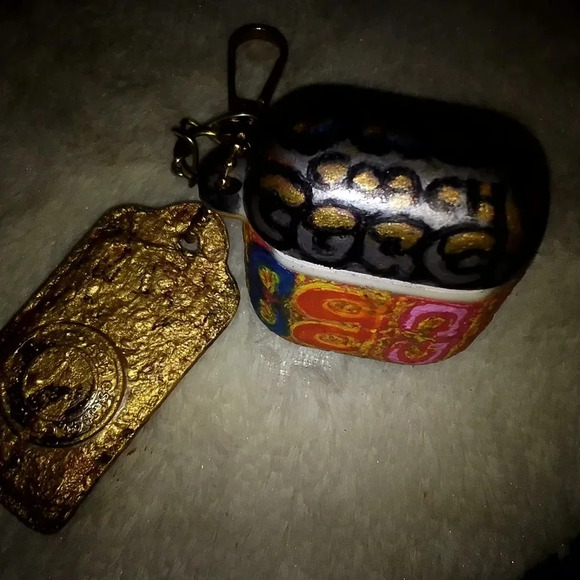 Coach custom airpod 2nd Gen case + single bud - Picture 3 of 7